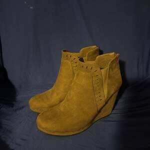 Daisy Fuentes Women Brown Suede Wedge Booties Boots